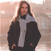 professeur particulier donne cours de soutien scolaire aux étudiants et des cours de communication en anglais